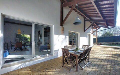 Bernadon: Deur, Huis, Verdieping, Stoel, Schaduw, Veranda, Home Deur, Outdoor Structuur, Hardwood, Beits