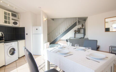 Les Andalouses: Meubilair, Cabinetry, Tafel, Gebouw, Stoel, Toestel Van De Keuken, Tafelkleed, Flooring, Verdieping, Hout