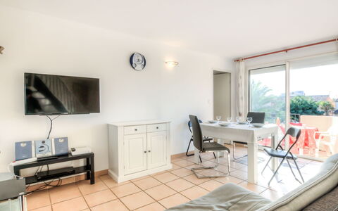 Les Andalouses: Eigendom, Fotolijst, Venster, Tafel, Bankstel, Interieur Ontwerp, Hout, Woonkamer, Verdieping, Klok