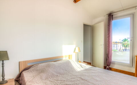 Les Andalouses: Gebouw, Eigendom, Comfort, Hout, Interieur Ontwerp, Huis, Schaduw, Verdieping, Flooring, Bed