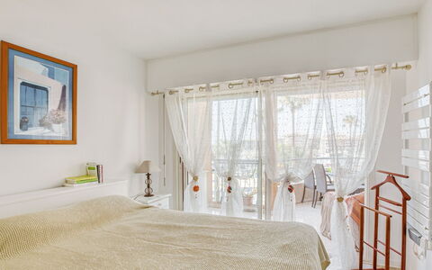 Fréjus 504: Slaapkamer, Kamer, Eigendom, Meubilair, Bed, Interieur Ontwerp, Bed Frame, Plafond, Laken, Gordijn
