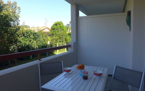 Selvia Quetia: Eigendom, Meubilair, Gebouw, Tafel, Venster, Lucht, Stoel, Hout, Fabriek, Boom