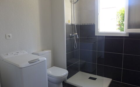 Selvia Quetia: Loodgieterswerkinrichting, Eigendom, Wc Bril, Badkamer, Purper, Toilet, Interieur Ontwerp, Douche