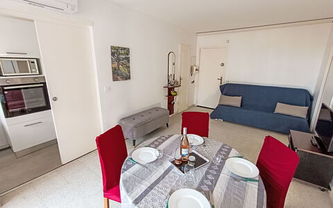 Fréjus 101: Flooring, Verdieping, Meubilair, Interieur Ontwerp, Kamer, Appartement, Stoel, Plafond, Bankstel, Woonkamer