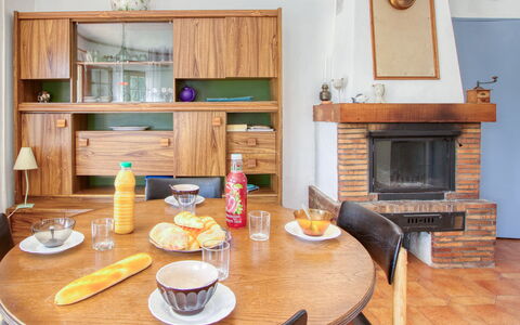 Saint Cyr sur Mer les Lecques 192: Tafel, Meubilair, Tableware, Eigendom, Voedsel, Dishware, Hout, Oranje, Interieur Ontwerp, Cabinetry