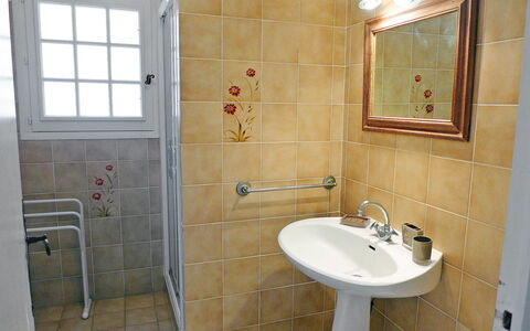 Princesse: Spiegel, Kraan, Wastafel, Wastafel In De Badkamer, Loodgieterswerkinrichting, Eigendom, Badkamer, Venster, Purper, Interieur Ontwerp
