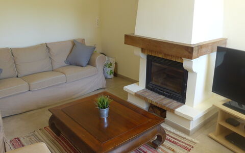 Villa Rose: Eigendom, Kamer, Woonkamer, Meubilair, Verdieping, Koffietafel, Tafel, Fireplace, Interieur Ontwerp, Huis