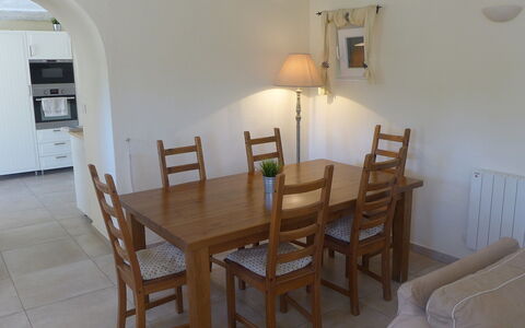 Villa Rose: Kamer, Eigendom, Eetkamer, Meubilair, Tafel, Keuken En Eettafel, Verdieping, Interieur Ontwerp, Gebouw, Onroerend Goed