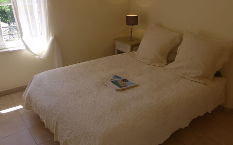 Villa Rose: Bed, Slaapkamer, Meubilair, Bedding, Kamer, Laken, Eigendom, Matras, Bed Frame, Verdieping
