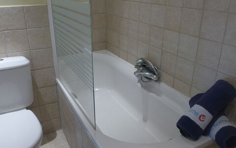 Villa Rose: Badkamer, Tegel, Eigendom, Kamer, Loodgieterswerkinrichting, Muur, Toilet, Badkamer Accessoire, Kraan, Wc Bril