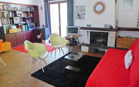 Marina de Talaris: Meubilair, Fotolijst, Tafel, Boekenkast, Bankstel, Televisie, Comfort, Hout, Plank, Woonkamer