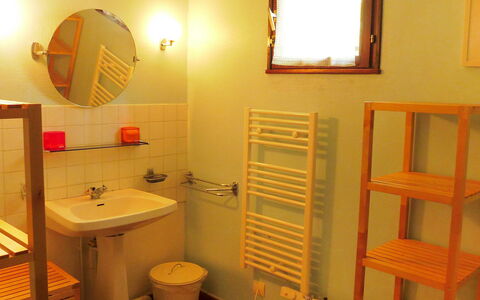 Marina de Talaris: Eigendom, Spiegel, Wastafel, Loodgieterswerkinrichting, Wastafel In De Badkamer, Kraan, Venster, Purper, Badkamer, Interieur Ontwerp