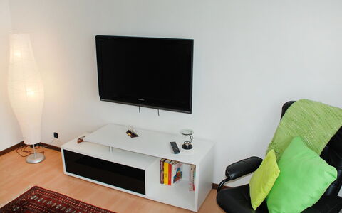 Gemma: Kamer, Meubilair, Eigendom, Technologie, Interieur Ontwerp, Plat Scherm, Tafel, Computer Tafel, Elektronisch Apparaat, Televisie