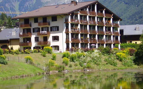 Le Cristal des Glaces: Fabriek, Water, Gebouw, Eigendom, Berg, Venster, Natuur, Huis, Vegetation, Boom
