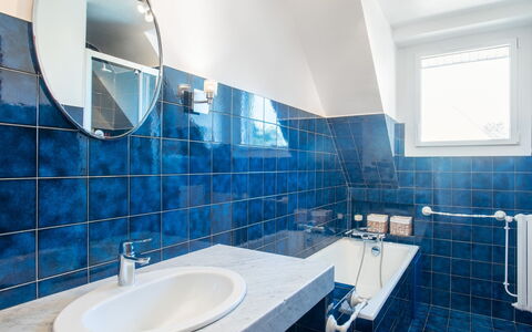 Les Elfes: Badkamer, Blauw, Kamer, Eigendom, Tegel, Interieur Ontwerp, Architectuur, Gebouw, Verdieping, Ontwerp