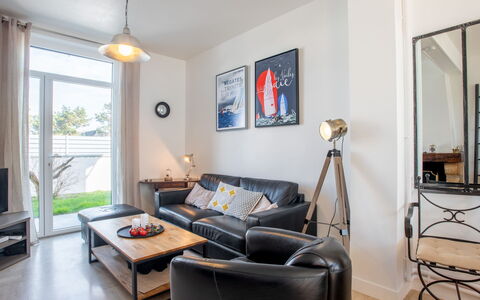 Les Elfes: Woonkamer, Kamer, Meubilair, Eigendom, Interieur Ontwerp, Gebouw, Verdieping, Huis, Geel, Huis