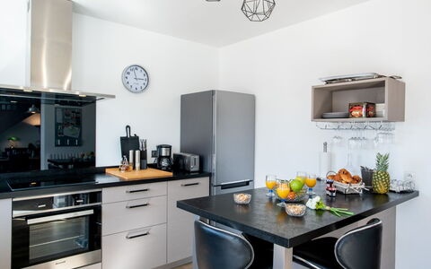 Les Elfes: Kamer, Countertop, Meubilair, Keuken, Eigendom, Interieur Ontwerp, Cabinetry, Fornuis, Groen, Geel