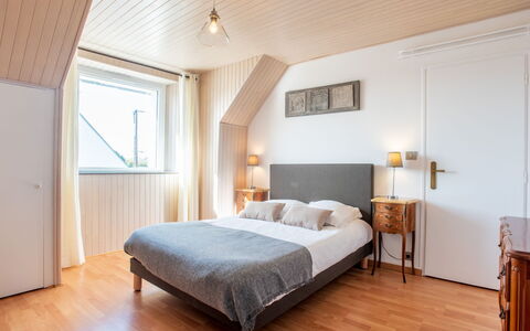 Les Elfes: Slaapkamer, Meubilair, Bed, Kamer, Eigendom, Plafond, Laken, Bed Frame, Interieur Ontwerp, Verdieping