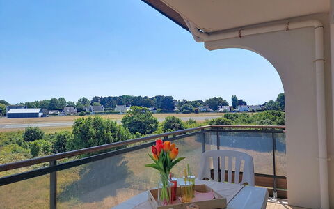 Plein Sud: Balkon, Schaduw, Stoel, Buitenmeubels, Beits, Hek, Leuning, Toevlucht, Keuken En Eettafel, Eco Hotel