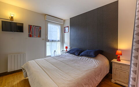 Le Sudouest: Meubilair, Eigendom, Comfort, Hout, Venster, Textiel, Schaduw, Verdieping, Flooring