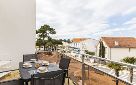 Les Adichats: Lucht, Wolk, Tafel, Eigendom, Gebouw, Fabriek, Stoel, Hout, Architectuur, Boom