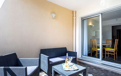 Port de la Gavine 200.27: Tafel, Meubilair, Eigendom, Stoel, Azure, Woonkamer, Gebouw, Schaduw, Comfort, Interieur Ontwerp