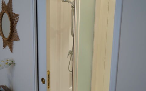Bel Air: Kamer, Eigendom, Deurklink, Muur, Deur, Gips, Hardwood, Hout, Home Deur, Gieten