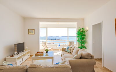 Les Dauphins 124.1: Eigendom, Meubilair, Bankstel, Azure, Fotolijst, Comfort, Hout, Woonkamer, Interieur Ontwerp, Schaduw