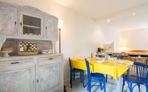 Petit Acacia: Meubilair, Eigendom, Cabinetry, Gebouw, Stoel, Tafel, Hout, Interieur Ontwerp, Verdieping, Flooring