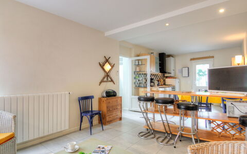 Petit Acacia: Tafel, Meubilair, Eigendom, Televisie, Fotolijst, Stoel, Bankstel, Hout, Flooring, Interieur Ontwerp