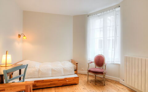 Petit Acacia: Meubilair, Eigendom, Venster, Tafel, Comfort, Hout, Gebouw, Verlichting, Flooring