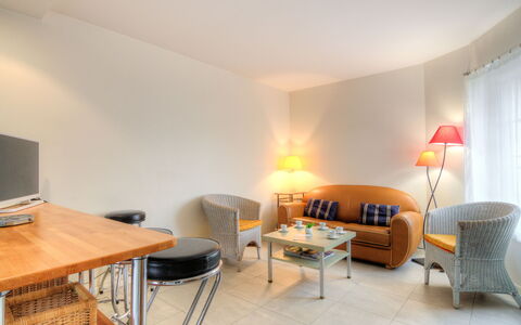 Petit Acacia: Kamer, Eigendom, Meubilair, Interieur Ontwerp, Gebouw, Verdieping, Geel, Tafel, Huis, Onroerend Goed