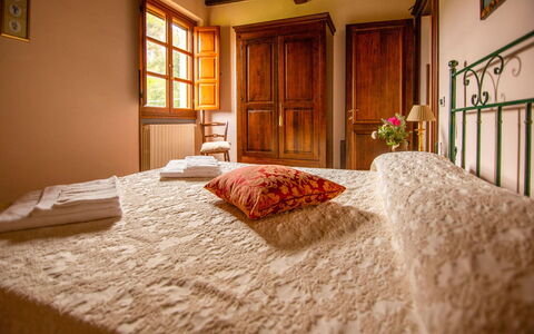 Collina dei Fiori: Muur, Interieur Ontwerp, Slaapkamer, Meubilair, Hout, Bed, Laken, Flooring, Verdieping, Bedding