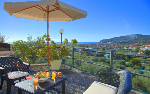 Casa Ilaria - Diano Marina: Eigendom, Onroerend Goed, Huis, Huis, Gebouw, Vakantie, Patio, Tafel, Berg, Lucht