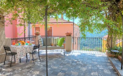 Casa Giulia - Diano Castello: Eigendom, Onroerend Goed, Patio, Huis, Gebouw, Huis, Backyard, Binnenplaats, Meubilair, Kamer