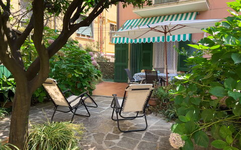 Casa Mary - Levanto: Meubilair, Buitenmeubels, Stoel, Struik, Buitentafel, Schaduw, Tuin, Backyard, Werf