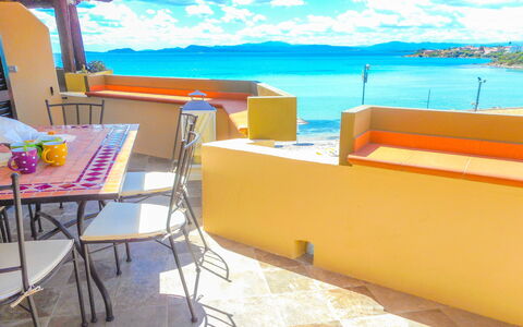 Golfo Aranci Ortensia Apartments: Eigendom, Geel, Kamer, Turkoois, Meubilair, Vakantie, Gebouw, Tafel, Interieur Ontwerp, Balkon