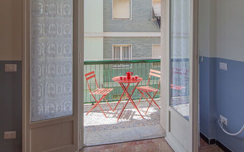 Giulia Apartment - Levanto: Venster, Gebouw, Deur, Hout, Huis, Stoel, Muur, Home Deur, Flooring