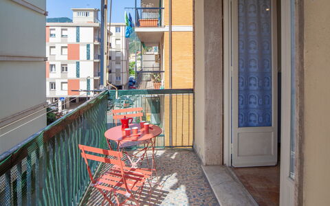 Giulia Apartment - Levanto: Gebouw, Venster, Stoel, Hout, Tafel, Bloempot, Verdieping, Flooring, Stedelijk Ontwerp, Veranda