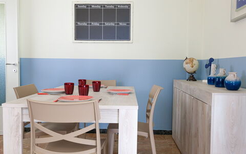 Giulia Apartment - Levanto: Tafel, Meubilair, Gebouw, Blauw, Hout, Venster, Fotolijst, Interieur Ontwerp, Verdieping