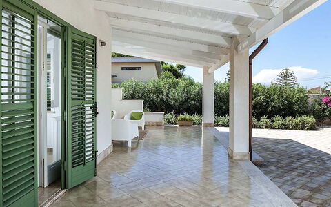 Bianca: Flooring, Verdieping, Plafond, Veranda, Schaduw, Buitenmeubels, Kolom, Outdoor Structuur, Flagstone, Stoel