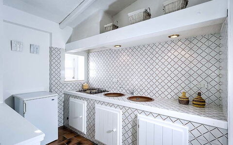 Bianca: Flooring, Interieur Ontwerp, Keuken, Verdieping, Countertop, Plafond, Tegel, Loodgieterswerkinrichting, Kamer, Kraan