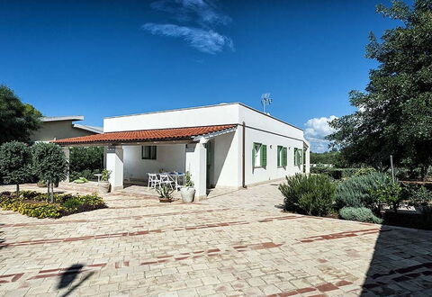 Bianca: Struik, Woongebied, Huis, Dak, Groundcover, Tuin, Schaduw, Landgoed, Landscaping