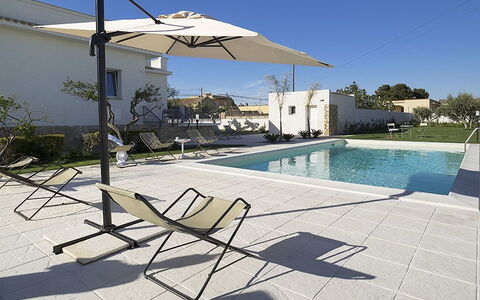 Villa Berbaro: Water, Fabriek, Lucht, Gebouw, Azure, Schaduw, Zwembad, Buitenmeubels, Ligstoel, Huis