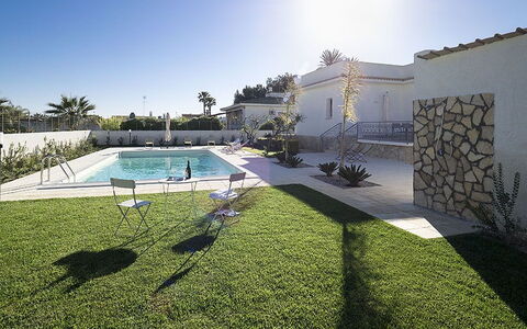 Villa Berbaro: Lucht, Water, Dag, Eigendom, Fabriek, Zwembad, Schaduw, Vrije Tijd, Stedelijk Ontwerp, Boom