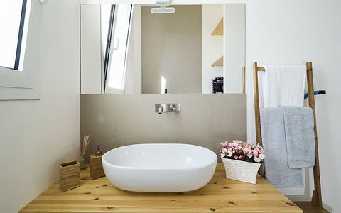 Villa Berbaro: Kraan, Spiegel, Loodgieterswerkinrichting, Wastafel In De Badkamer, Badkamerkast, Wastafel, Badkamer, Hout, Comfort, Purper