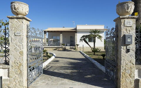 Villa Berbaro: Lucht, Eigendom, Dag, Fabriek, Gebouw, Azure, Architectuur, Venster, Weg Oppervlak, Deur