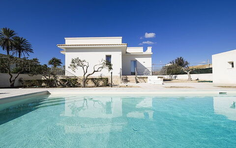 Villa Berbaro: Water, Lucht, Eigendom, Azure, Zwembad, Boom, Gebouw, Wolk, Onroerend Goed, Vrije Tijd