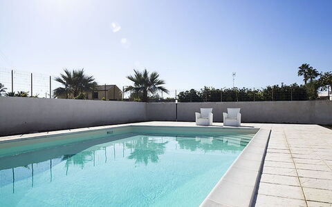 Villa Berbaro: Water, Lucht, Zwembad, Boom, Schaduw, Vrije Tijd, Rechthoek, Samengesteld Materiaal, Onroerend Goed, Gras