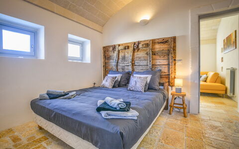Villa Cristina: Slaapkamer, Bed, Meubilair, Eigendom, Kamer, Laken, Bed Frame, Interieur Ontwerp, Verdieping, Muur